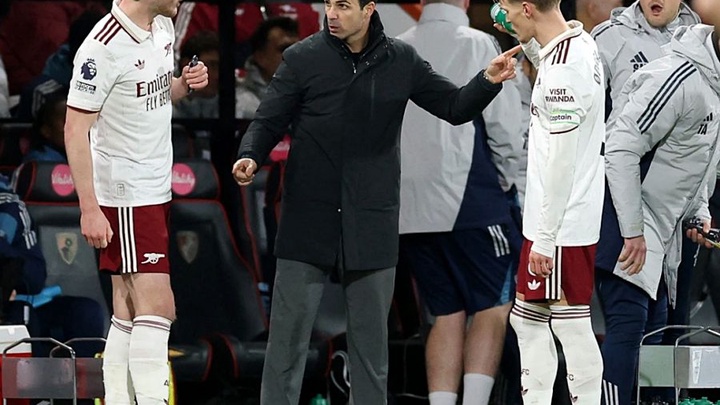 Mikel Arteta được khen "thay cầu thủ giỏi như Sir Alex Ferguson"