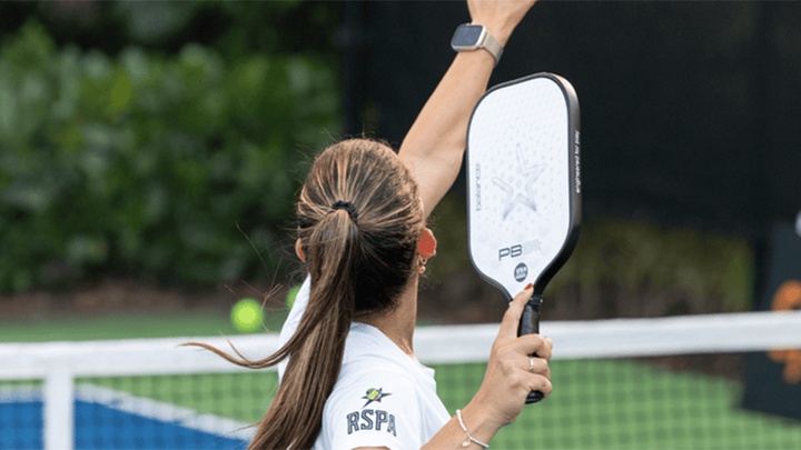 Vì sao nữ VĐV pickleball nên ưu tiên độ sâu hơn tốc độ khi giao bóng?