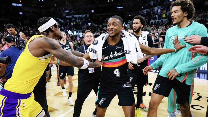 Căng thẳng sau trận Spurs - Lakers: Jarred Vanderbilt chọc tay vào mặt Jeremy Sochan
