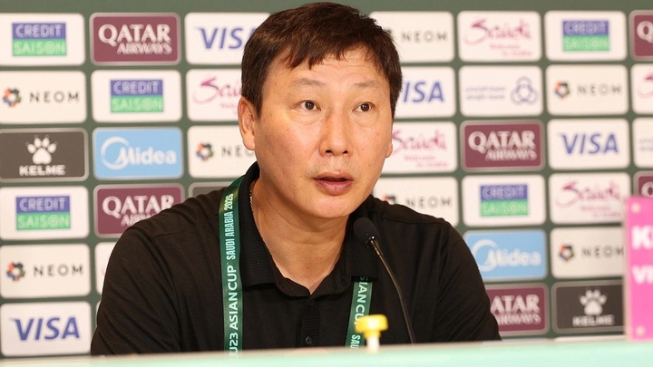 HLV Kim Sang Sik chưa hài lòng dù U23 Việt Nam thắng Kyrgyzstan, chạm tay vào tứ kết