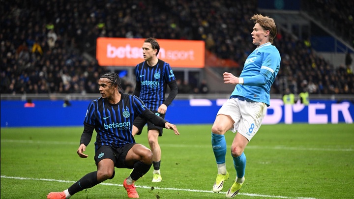 Cựu ngôi sao MU giúp Napoli cản đường Inter Milan trong cuộc đua vô địch