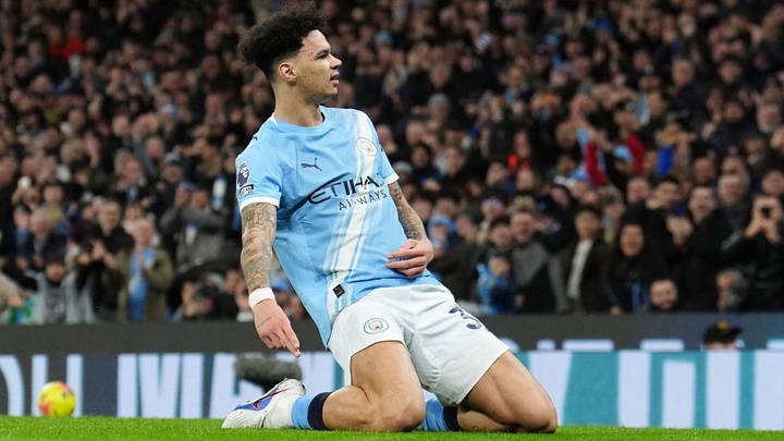 Man City rút ngắn khoảng cách với Arsenal từ 9 xuống còn 2 điểm