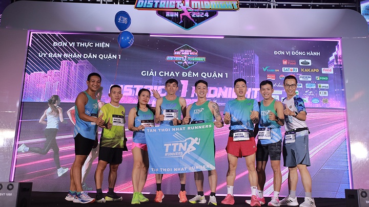 Giải chạy đêm District 1 Midnight Run "Sắc màu đêm" diễn ra đầy hứng khởi