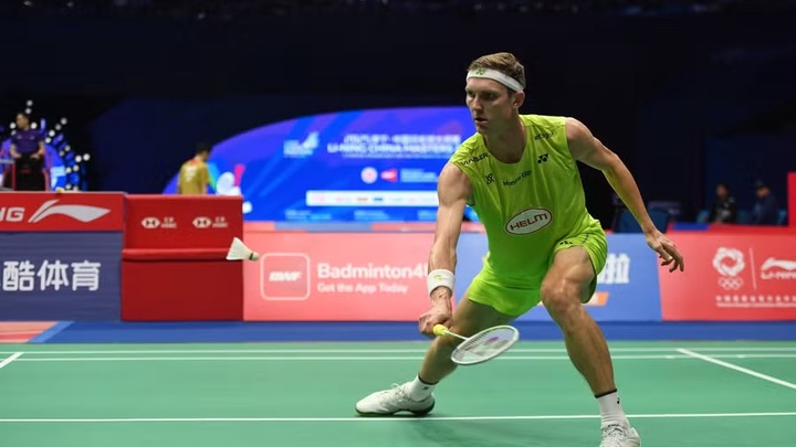 Shi Yu Qi và Viktor Axelsen tranh cãi quyết liệt ở bán kết giải cầu lông Denmark Open 2025