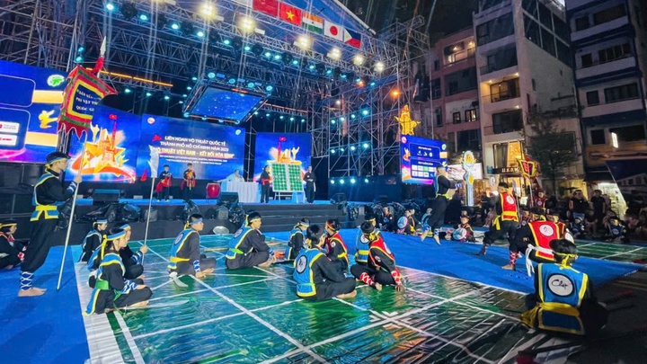 Điểm nhấn văn hóa tại IMAF 2025: Cờ Người Võ Thuật của Võ Lâm Tân Khánh Bà Trà 