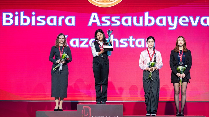 Mỹ nhân cờ vua Bibisara Assaubayeva lập kỳ tích: 3 lần vô địch thế giới ở tuổi 21, bỏ túi hơn 1,2 tỷ đồng