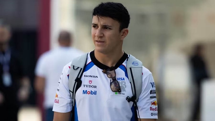 Tân binh Red Bull Isack Hadjar thừa nhận Verstappen "giỏi hơn mọi mặt" trước thềm hợp tác lịch sử 2026