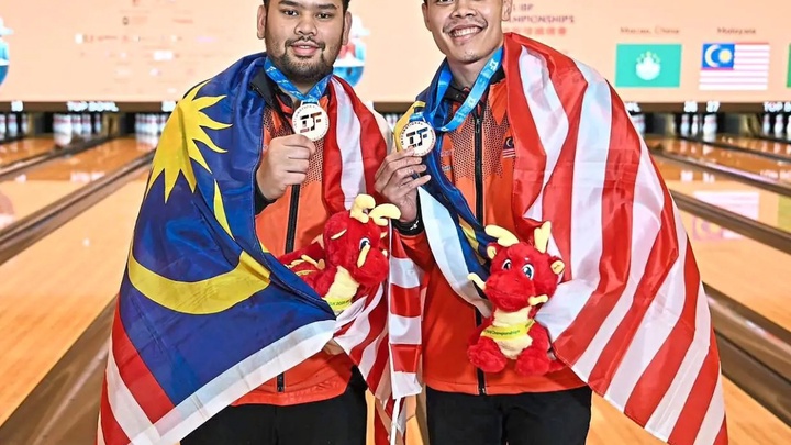 Bộ đôi xuất sắc Rafiq và Syazirol của Malaysia giành huy chương vàng SEA Games 33 nội dung đôi nam môn bowling
