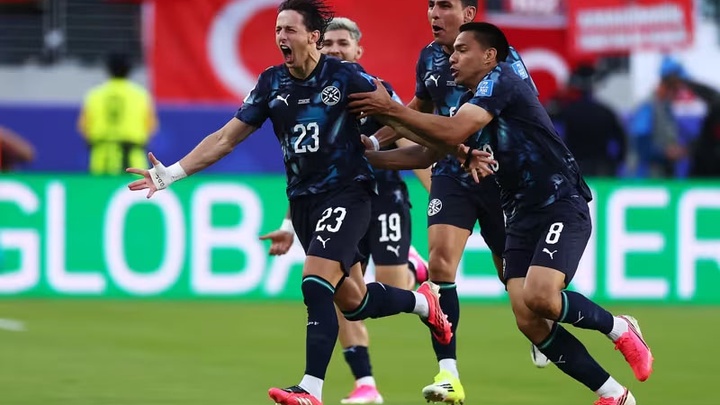 Chiếc đồng hồ, thẻ đỏ và trận đấu điên rồ nhất World Cup — photo: webthethao.vn
