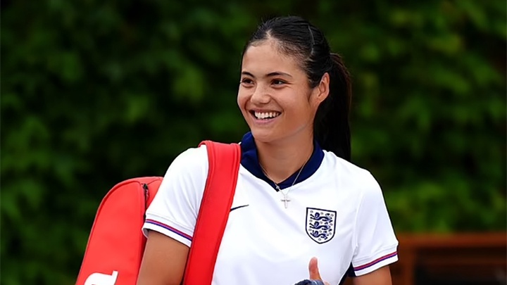 Những câu hỏi xoay quanh nhà tài trợ cho người đẹp quần vợt Emma Raducanu khi đến Úc