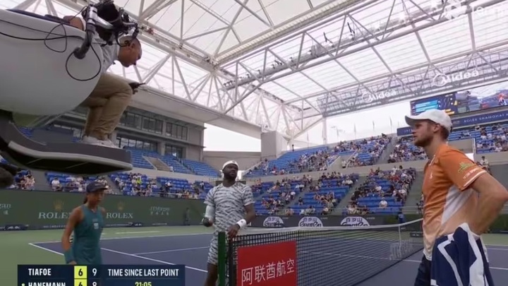 Hỗn loạn tại Shanghai Masters 2025: Đèn LED nhấp nháy khiến trận quần vợt bị gián đoạn 22 phút