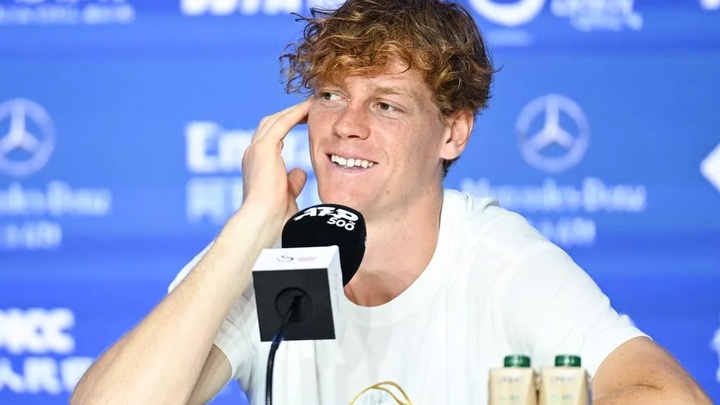 Số 2 thế giới quần vợt đơn nam Jannik Sinner thừa nhận vấn đề ngày càng nghiêm trọng sau khi chuyển đồ đạc về nhà bố mẹ