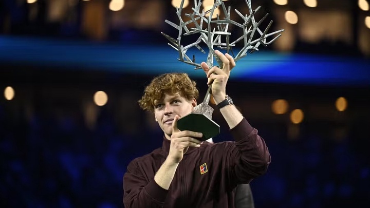 Jannik Sinner đánh bại Auger-Aliassime để vô địch Paris Masters và đòi lại vị trí số 1 quần vợt đơn nam thế giới