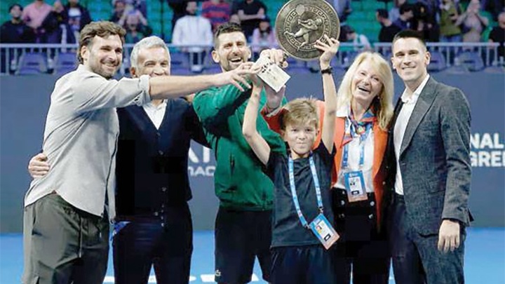 Novak Djokovic giành ngôi vô địch đầy kịch tính để lập các kỷ lục quần vợt và vượt Roger Federer