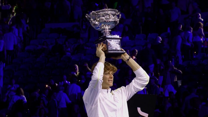 Jannik Sinner nhanh chóng sánh ngang Rafael Nadal và chỉ còn kém Novak Djokovic với Roger Federer ở hạng mục quần vợt nào?