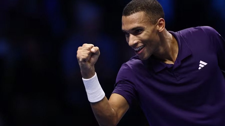 Auger-Aliassime vào bán kết giải quần vợt ATP Finals với chiến thắng sít sao trước Zverev