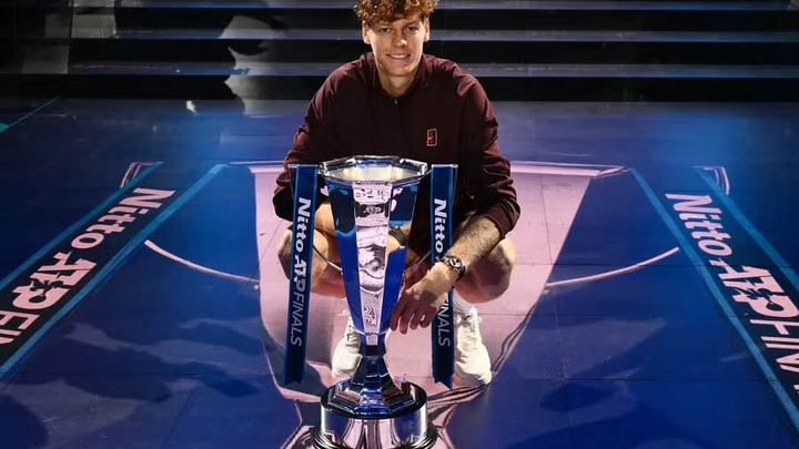 Jannik Sinner hài lòng với chiến thắng trước đối thủ Carlos Alcaraz tại chung kết giải quần vợt ATP Finals 2025
