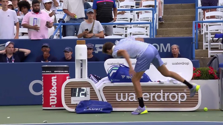 Daniil Medvedev đập vỡ chai nước và ném vợt sau trận thua Corentin Moutet ở giải quần vợt Washington Open