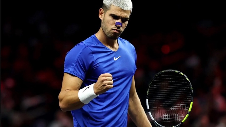 Carlos Alcaraz cùng Roger Federer và Novak Djokovic tạo nên câu lạc bộ hiếm hoi vô địch trên 4 mặt sân quần vợt