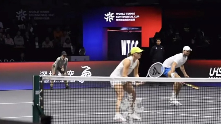 Giải quần vợt WTCC: Iga Swiatek, Valentin Vacherot thất bại trong lần đầu ghép đôi nam nữ