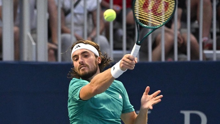 Tsitsipas bực tức vì những cú giao bóng dưới cánh tay khiến anh bị loại khỏi giải quần vợt US Open 2025