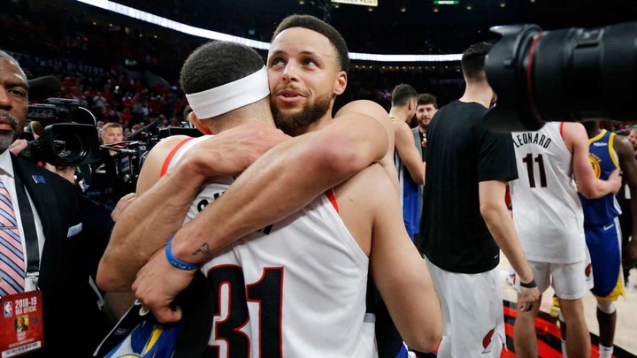 Stephen Curry hé lộ đoạn tin nhắn gửi em trai sau khi phũ phàng quét sạch  4-0 khỏi NBA Playoffs 2019