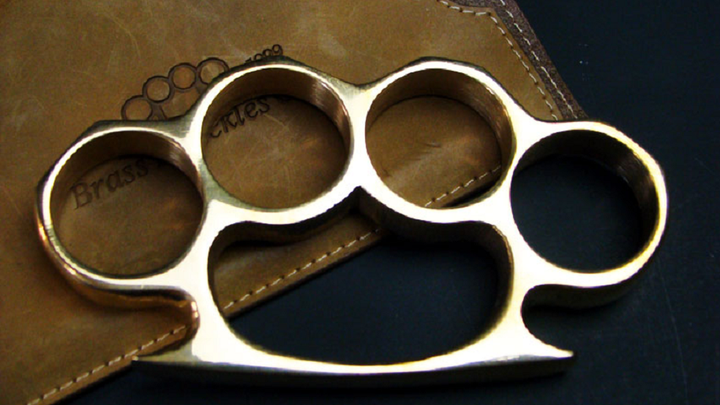 nam-dam-gau-brass-knuckles-mon-vu-khi-noi-tieng-trong-cac-bo-phim.png