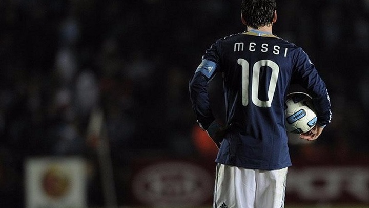 Messi khóc như đứa trẻ sau thất bại ở Copa America