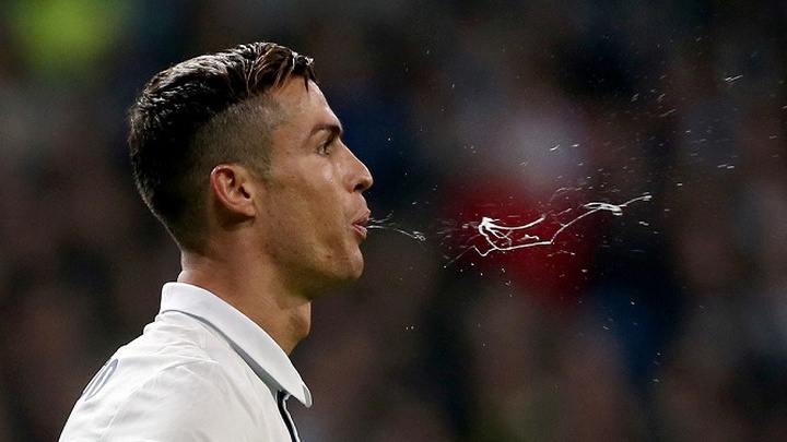 ronaldo-messi-co-the-bi-phat-neu-giu-thoi-quen-phun-mua.jpg