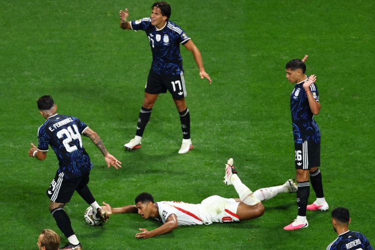 Tờ báo liệt kê 31 "chiêu trò" mà Argentina đã sử dụng chống lại Anh