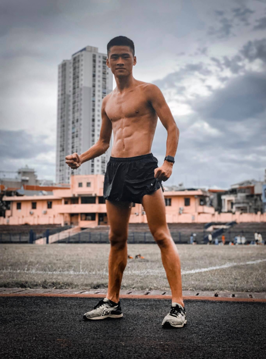 Chàng trai Hà Nội 17 tuổi bụng 6 múi phá kỷ lục đi bộ 5000m Giải ...