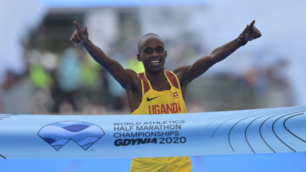 Chàng trai 19 tuổi gây sốc với chức vô địch bán marathon thế giới đầu tiên sau 28 năm cho Uganda