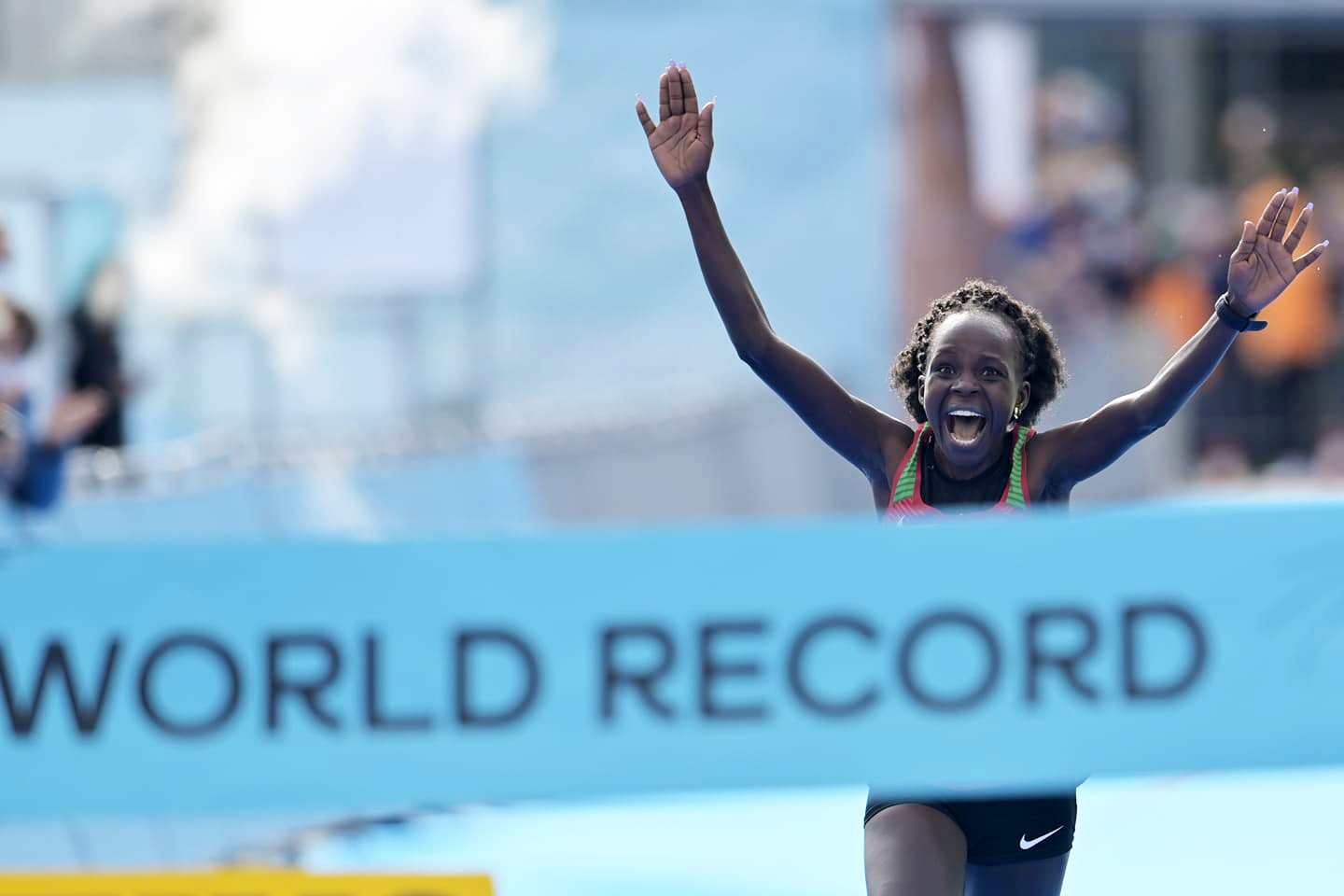 Cô gái Kenya phá kỷ lục thế giới bán marathon ở Ba Lan