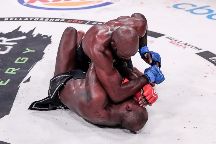Cựu binh UFC Corey Anderson ra mắt Bellator bằng loạt chỏ knockout lạnh người
