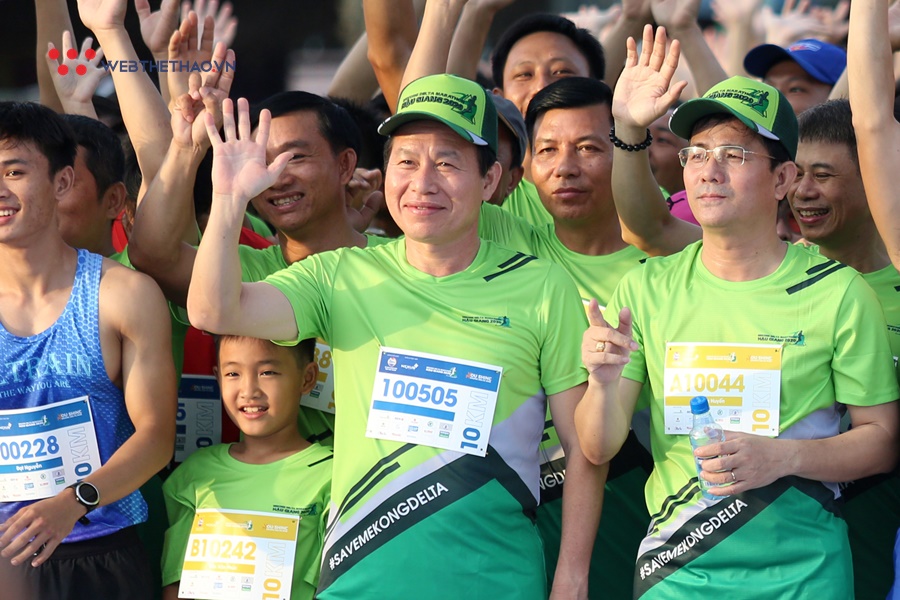 Bí thư Tỉnh ủy - Chủ tịch tỉnh Hậu Giang hoàn thành Mekong Delta Marathon cùng hơn 7000 VĐV