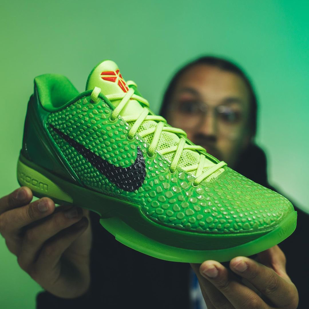 Mê mẩn trước cực phẩm Nike Kobe 6 Protro phối màu Grinch huyền thoại