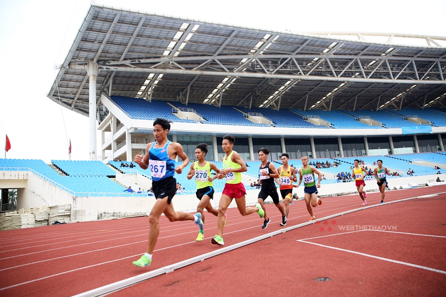 Đã mắt ngắm dàn sao chạy dài gây sức ép với lão tướng Nguyễn Văn Lai trên đường chạy 5000m