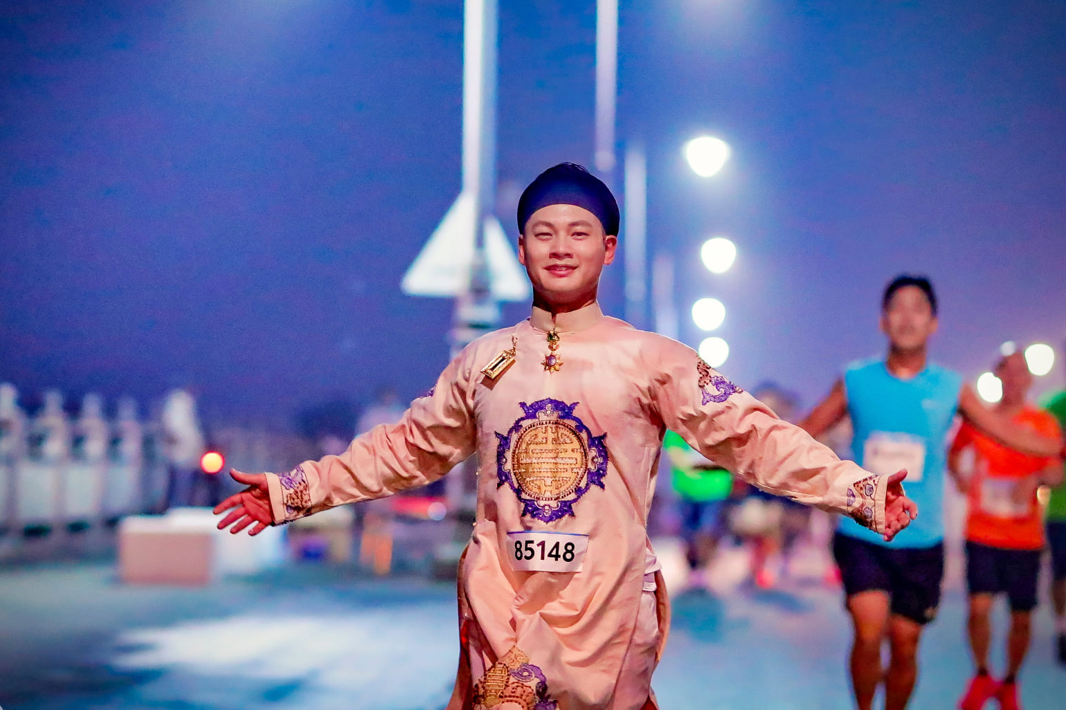 Tranh cãi “chia hai thế giới” về việc mặc áo dài chạy marathon