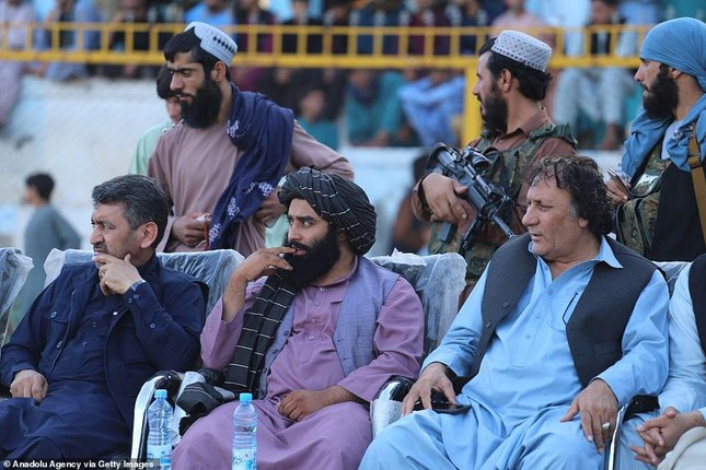 Taliban cầm súng đi xem chung kết bóng đá ở Afghanistan