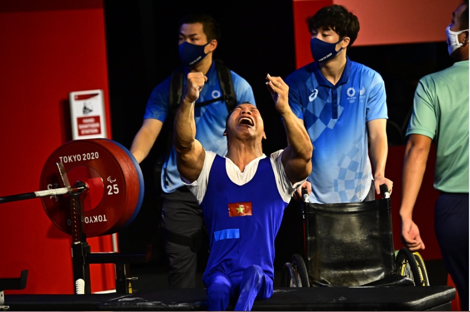 Giành HCB Paralympic, Lê Văn Công được thưởng “nóng” 50 triệu đồng