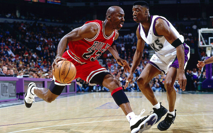 Bản hợp đồng kỷ lục 25 triệu đô la dài 8 năm của Michael Jordan