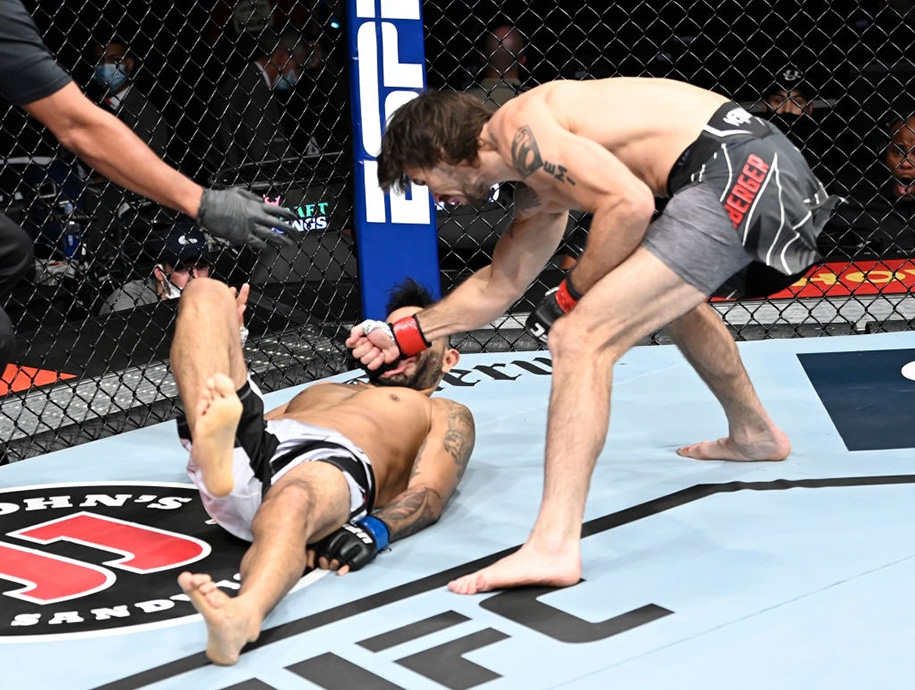 UFC 266: Cú tay sau knockout đối thủ 