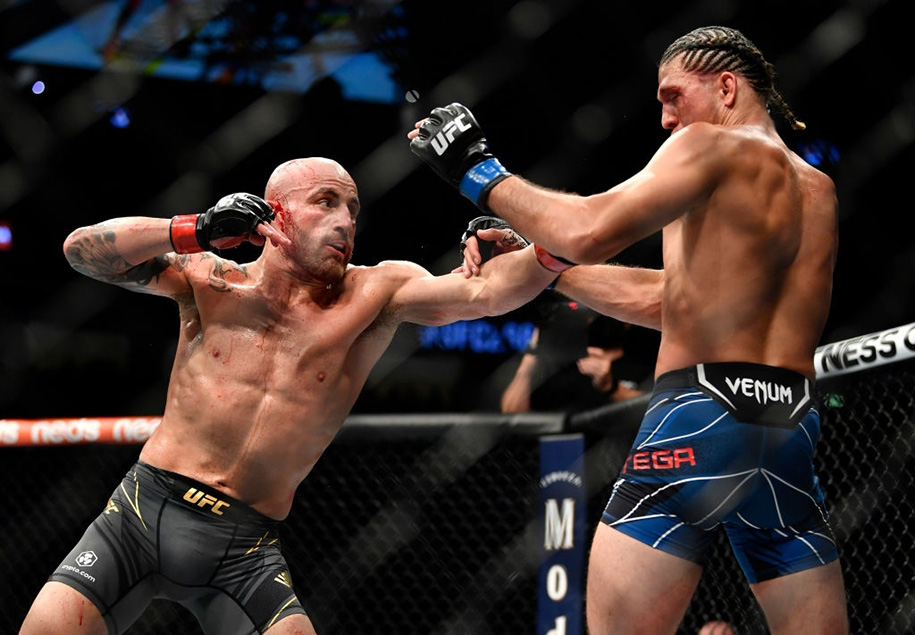 UFC 266: Alexander Volkanovski hủy diệt Brian Ortega, bảo vệ đai featherweight