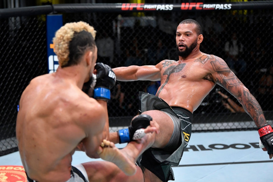 UFC Fight Night 193: Thiago Santos trở lại với chiến thắng Johnny Walker