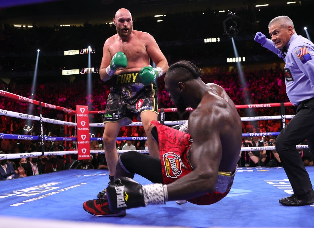 Boxing: Tyson Fury đấm gục Deontay Wilder hiệp 11, bảo vệ đai WBC hạng nặng