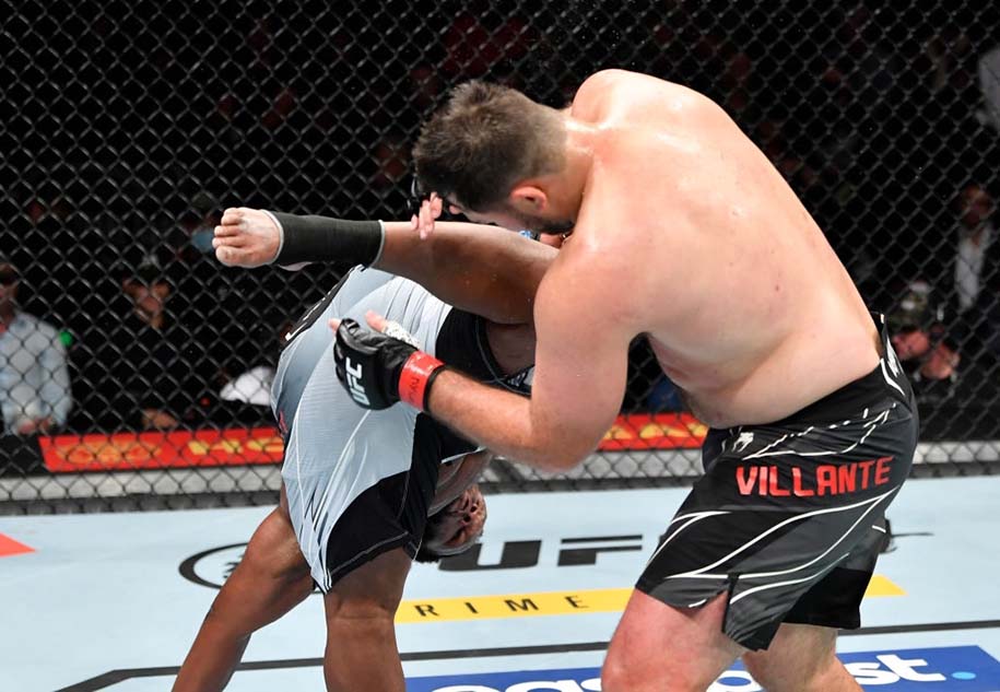 Bé bự Chris Barnett tung đá xoay ngoạn mục, knockout Gian Villante giải nghệ ở UFC 268