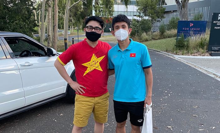 CĐV Việt tại Australia được phát khăn, áo miễn phí, quyết biến thành 