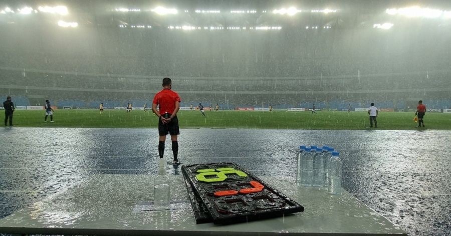 Trận U23 Campuchia vs Brunei liên tục bị gián đoạn vì mưa lớn