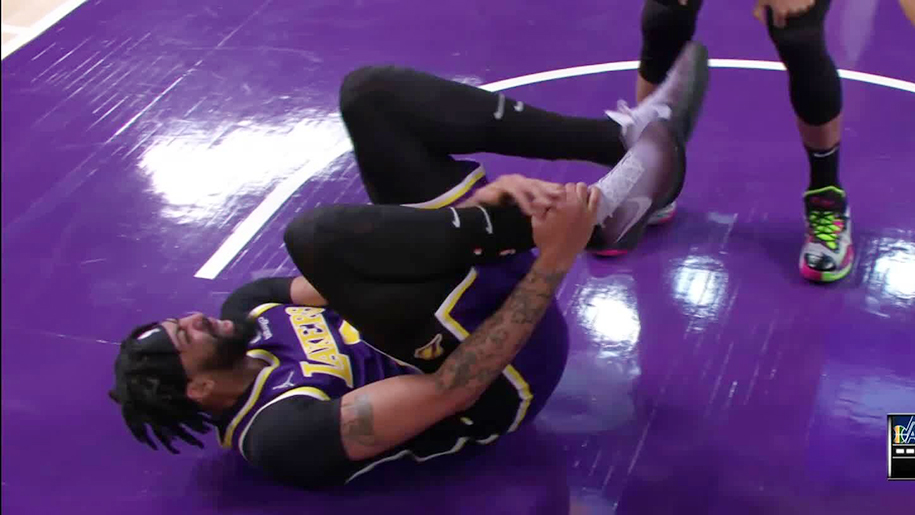 Anthony Davis lật cổ chân ghê rợn, rời sân trong đau đớn: Thêm sầu cho LA Lakers
