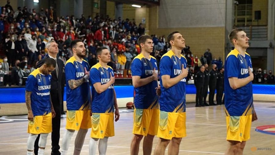 Các cầu thủ đội tuyển bóng rổ Ukraine bật khóc trong trận đấu vòng loại FIBA World Cup